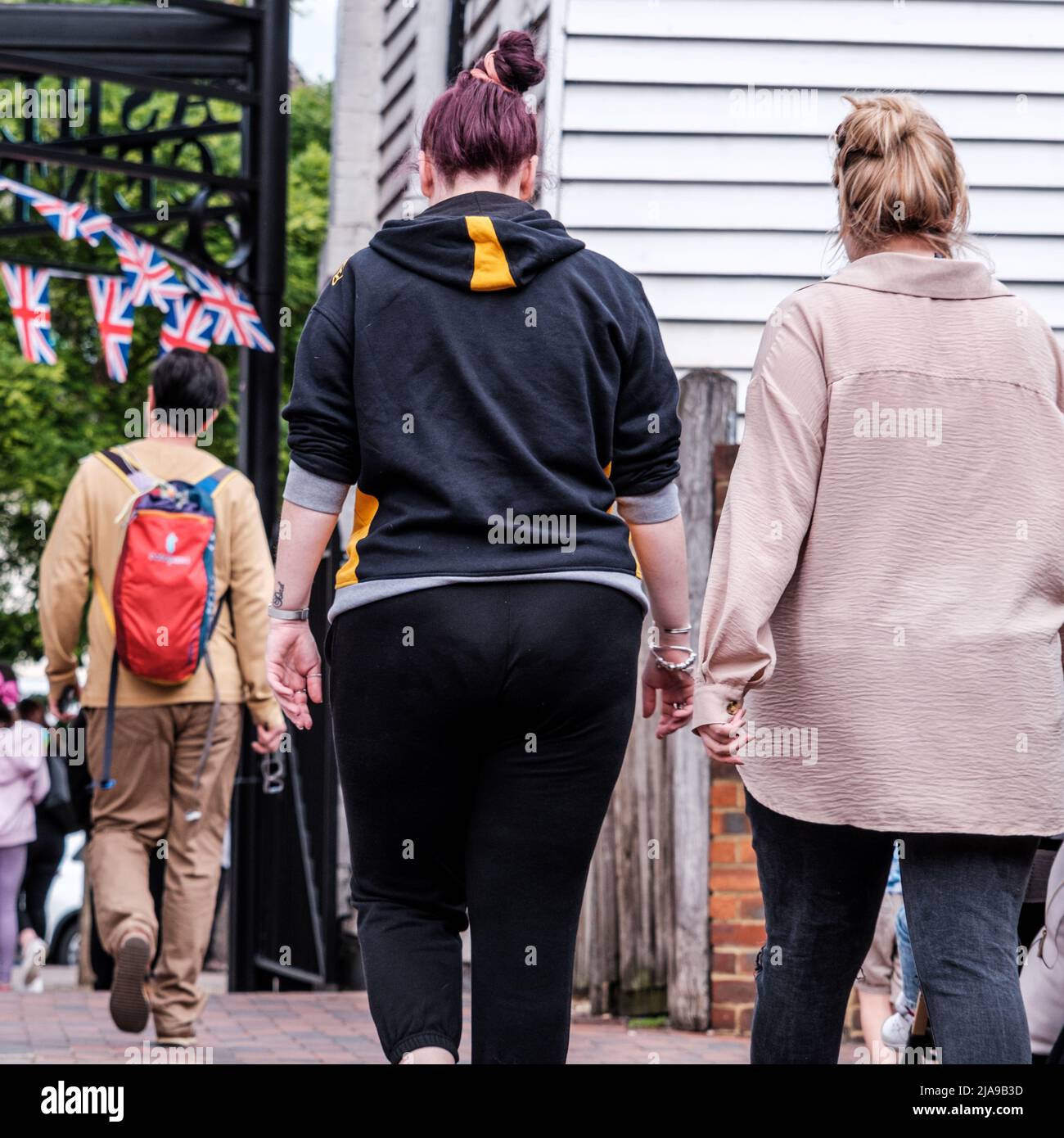 Epsom Surrey, Londra UK, maggio 28 2022, piccolo gruppo di persone che si svegliano attraverso Market Square Foto Stock