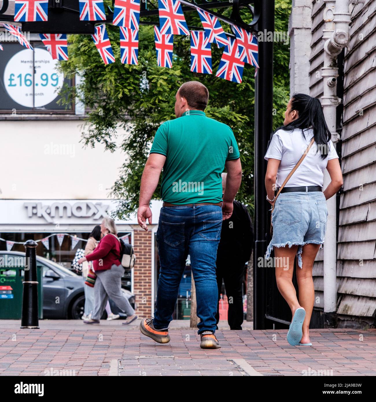 Epsom Surrey, Londra UK, maggio 28 2022, coppia Walking Thorugh Market Square con T K Maxx in background Foto Stock
