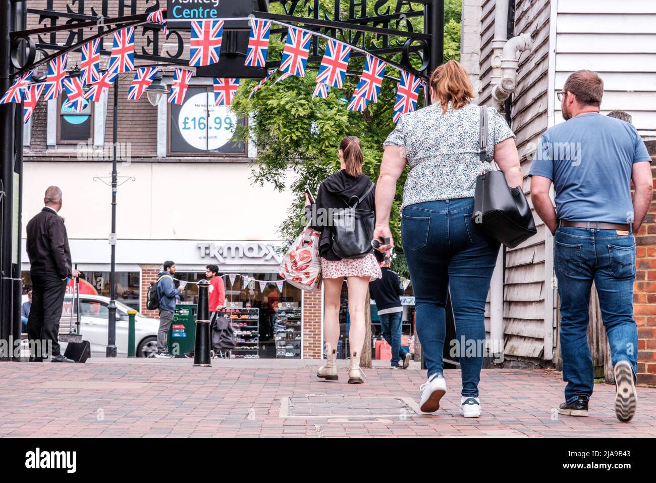 Epsom Surrey, Londra UK, maggio 28 2022, coppia Walking Thorugh Market Square con T K Maxx in background Foto Stock
