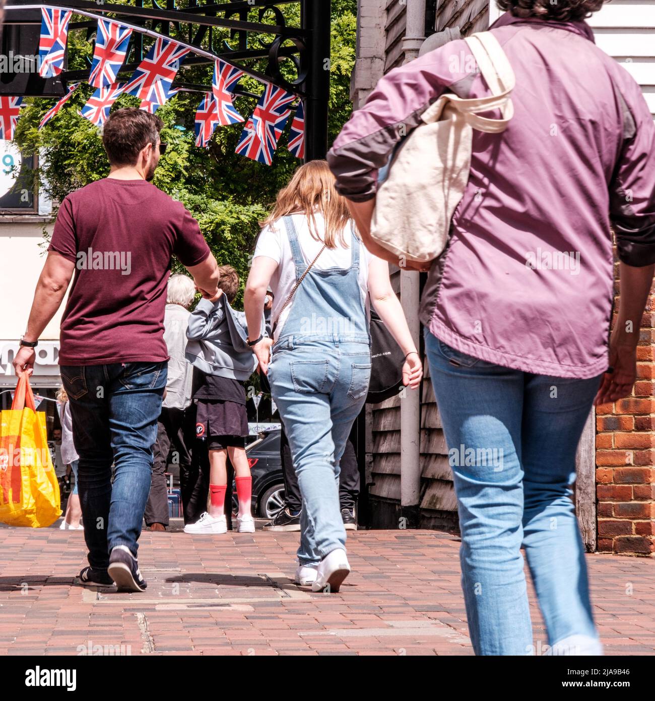 Epsom Surrey, Londra UK, maggio 28 2022, Smal Group of People Walking through Market Square Caring Shopping Bags Foto Stock