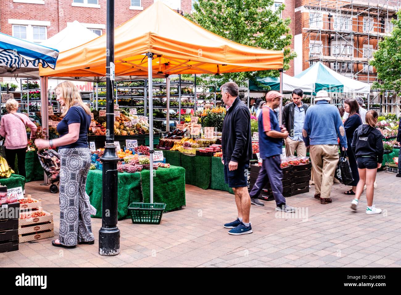 Epsom Surrey, Londra UK, maggio 28 2022, People Shopping at an Outdoor Fruit and Vegetable Market Stall Foto Stock