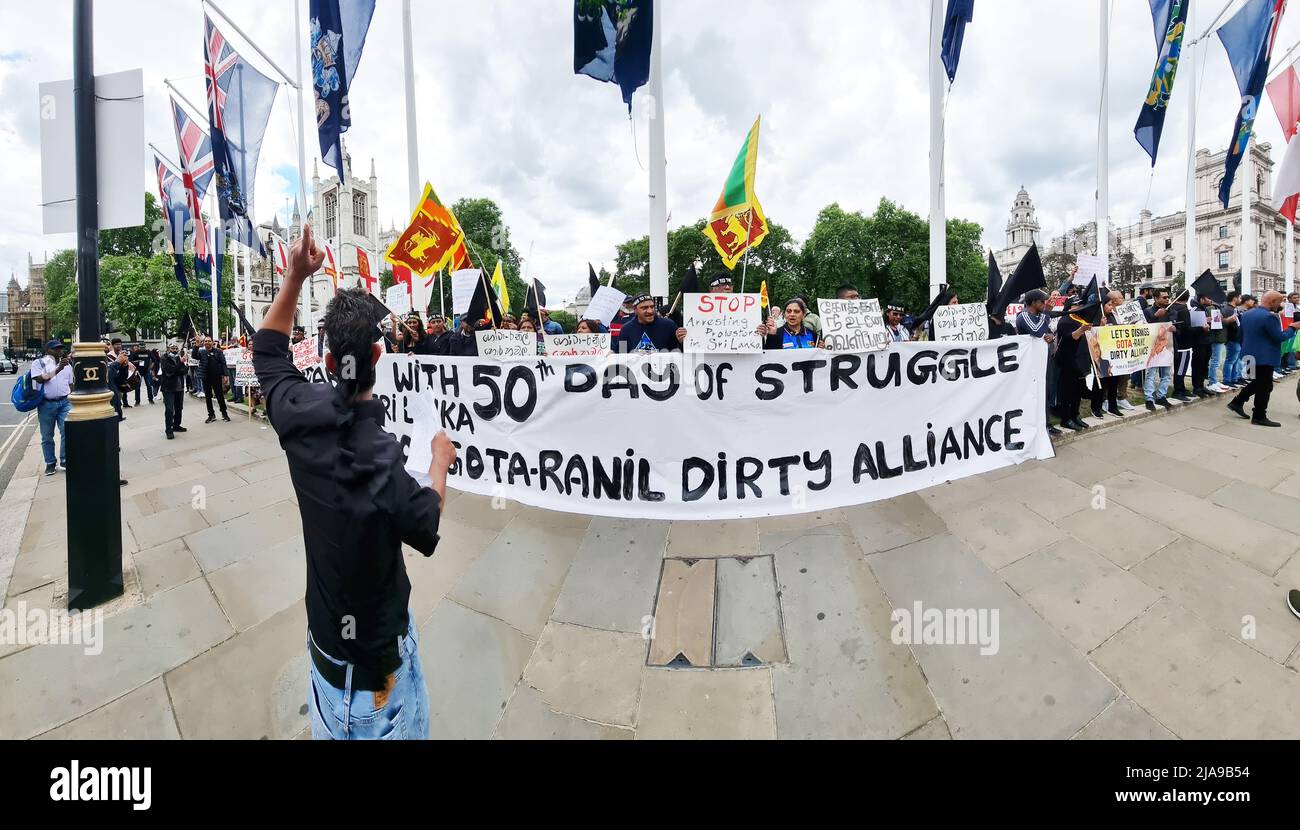 Londra, Regno Unito. 28th maggio 2022. Gli abitanti dello Sri Lanka si sono dimostrati in Piazza del Parlamento, a Londra, per la rimozione dell'attuale governo autocratico e corrotto guidato da Gotabhaya Rajapaksa nel loro paese. Il paese è in bancarotta e senza cibo essenziale, elettricità, combustibile, gas e medicinali importanti per quasi due mesi. Foto Stock