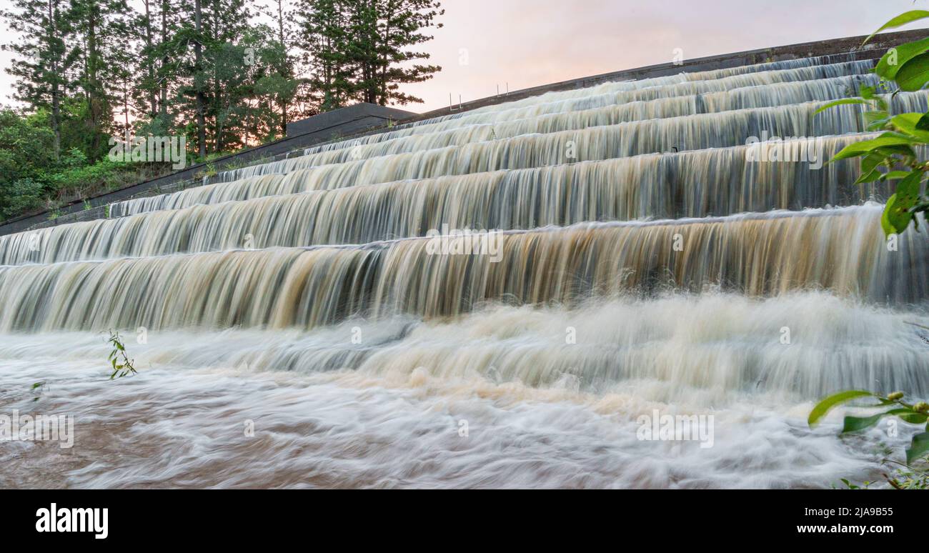 Gold Creek Dam Sfillway che scorre dopo la pioggia intensa Foto Stock