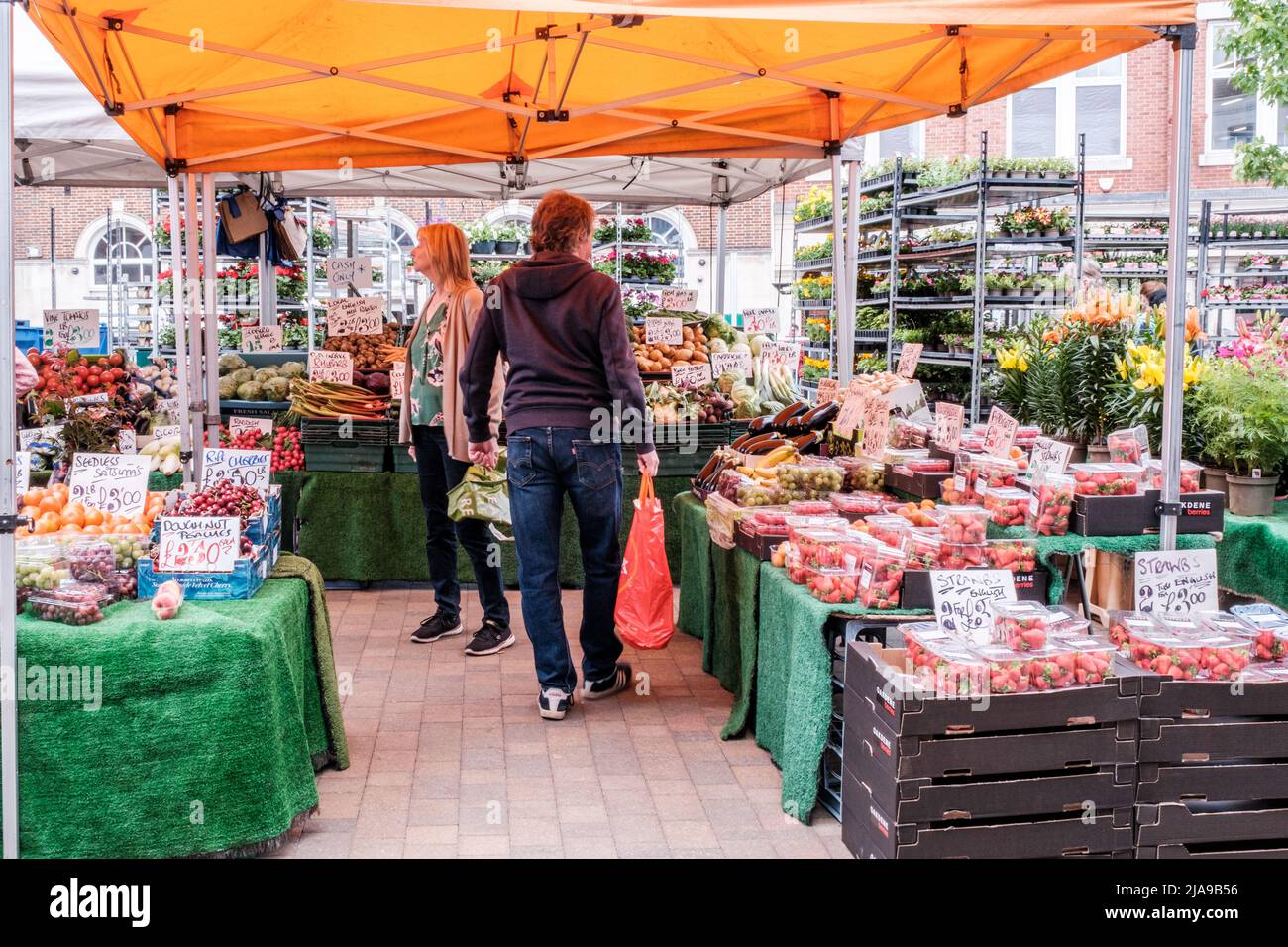 Epsom Surrey, Londra UK, maggio 28 2022, People Shopping at an Outdoor Fruit and Vegetable Market Stall Foto Stock