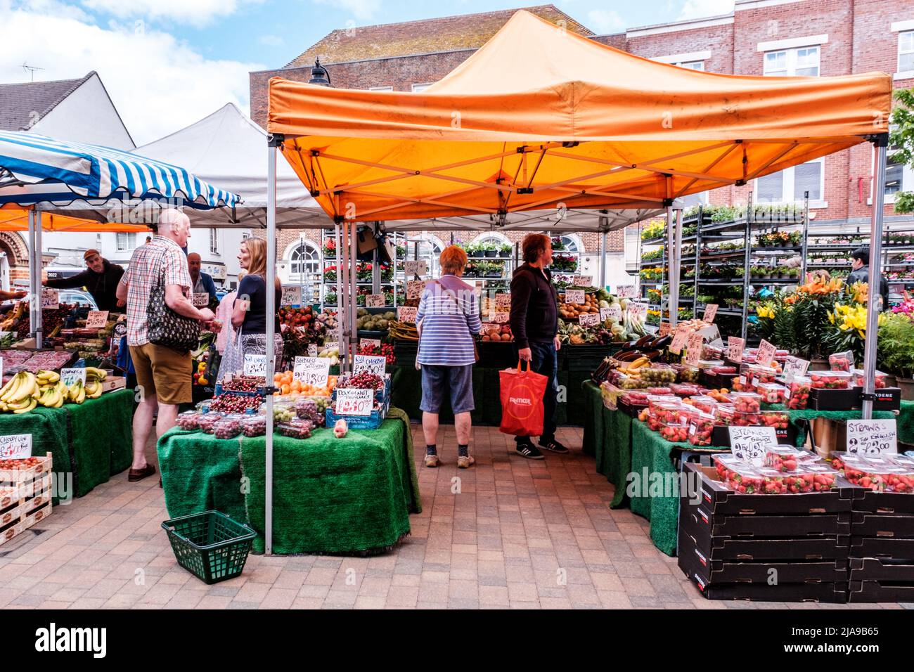 Epsom Surrey, Londra UK, maggio 28 2022, People Shopping at an Outdoor Fruit and Vegetable Market Stall Foto Stock