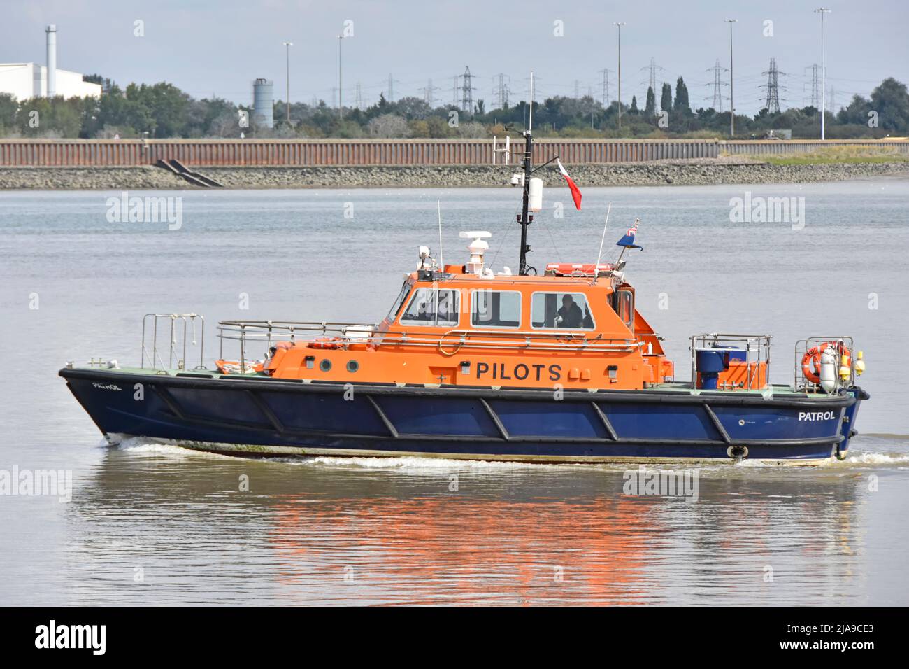Vista laterale o del porto Port of London Authority 'Patrol' Cutter a Pilots Launch Based & See here on River Thames Off Gravesend Kent UK Essex Shore Beyond Foto Stock