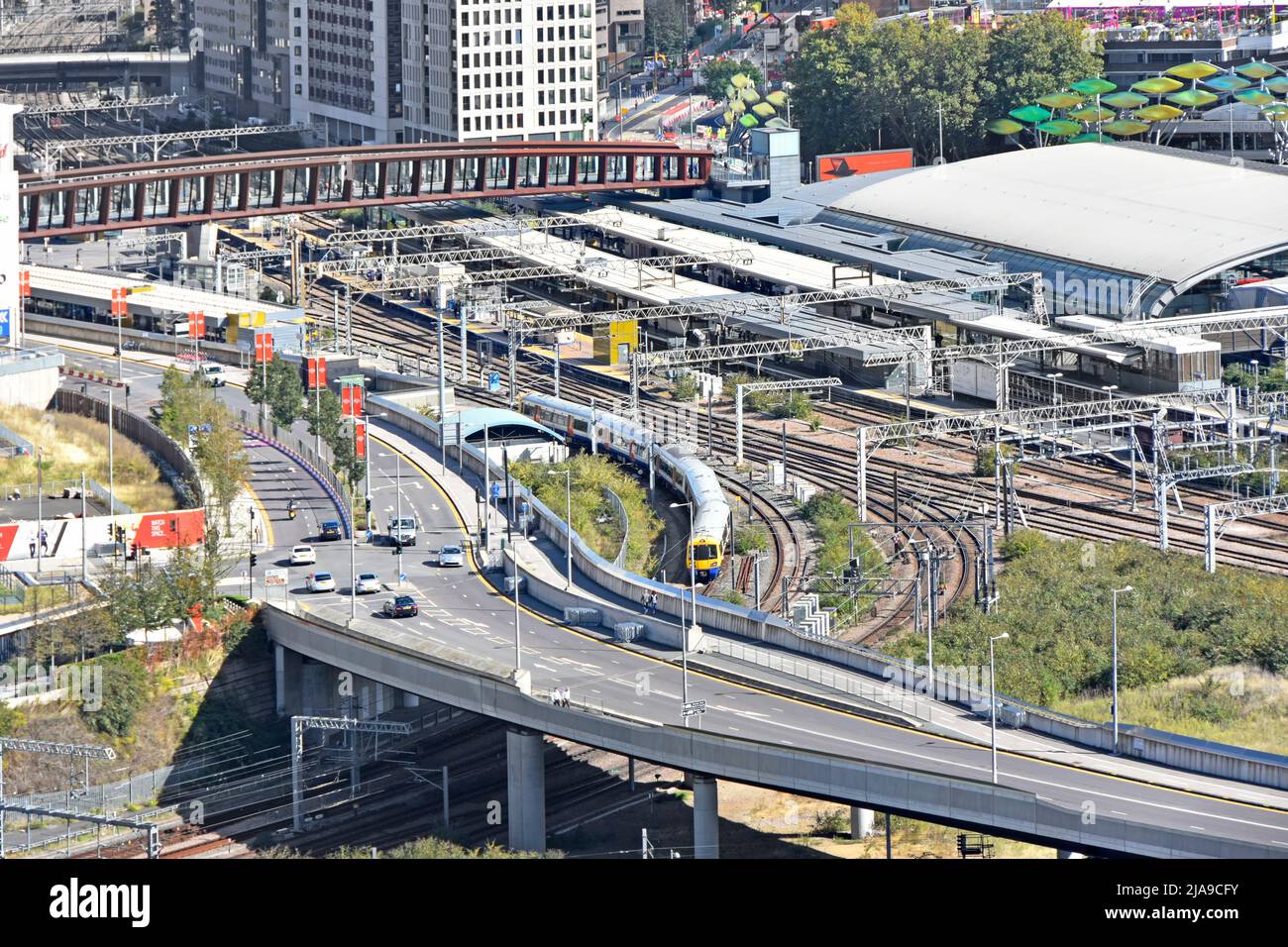 Vista aerea stazione ferroviaria di Stratford infrastruttura urbana paesaggio riqualificazione East London 2012 Giochi olimpici & Westfield Shopping Centre Inghilterra UK Foto Stock