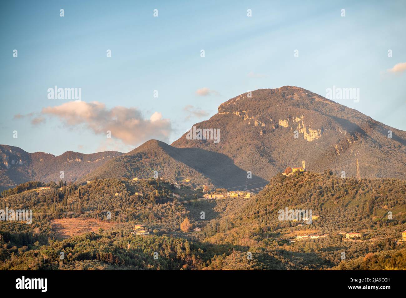Splendide montagne Apuane della Toscana al tramonto Foto Stock