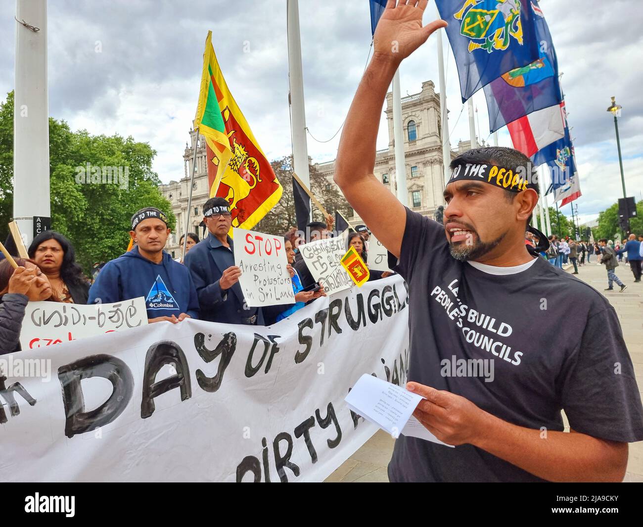 Londra, Regno Unito. 28th maggio 2022. Gli abitanti dello Sri Lanka si sono dimostrati in Piazza del Parlamento, a Londra, per la rimozione dell'attuale governo autocratico e corrotto guidato da Gotabhaya Rajapaksa nel loro paese. Il paese è in bancarotta e senza cibo essenziale, elettricità, combustibile, gas e medicinali importanti per quasi due mesi. Foto Stock