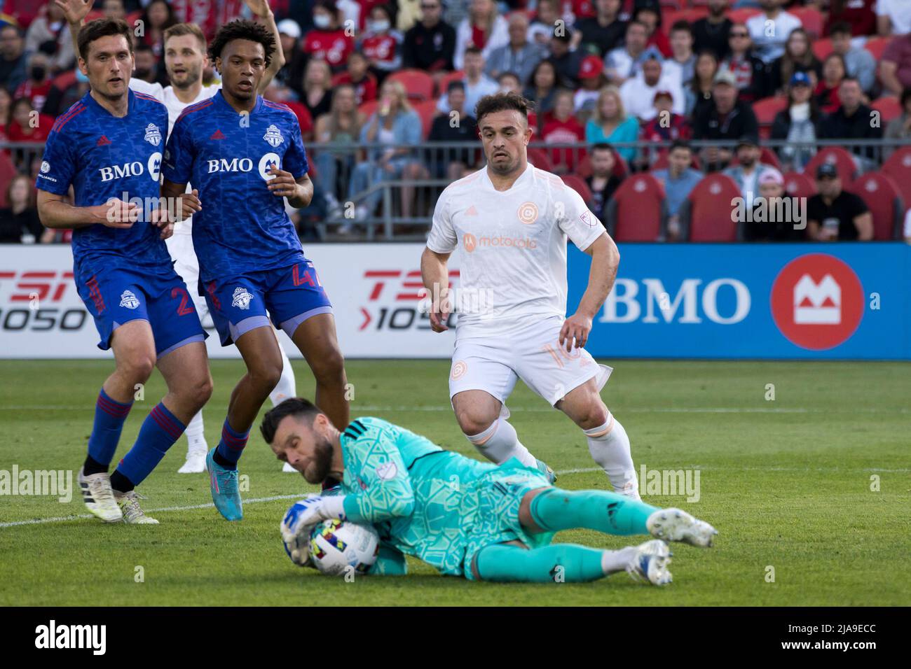 Toronto, Canada. 28th maggio 2022. Quentin Westberg (16) e Xherdan Shaqiri (10) in azione durante la partita MLS tra Toronto FC e Chicago Fire FC presso il BMO Field. (Punteggio finale; Toronto FC 3-2 Chicago Fire). Credit: SOPA Images Limited/Alamy Live News Foto Stock