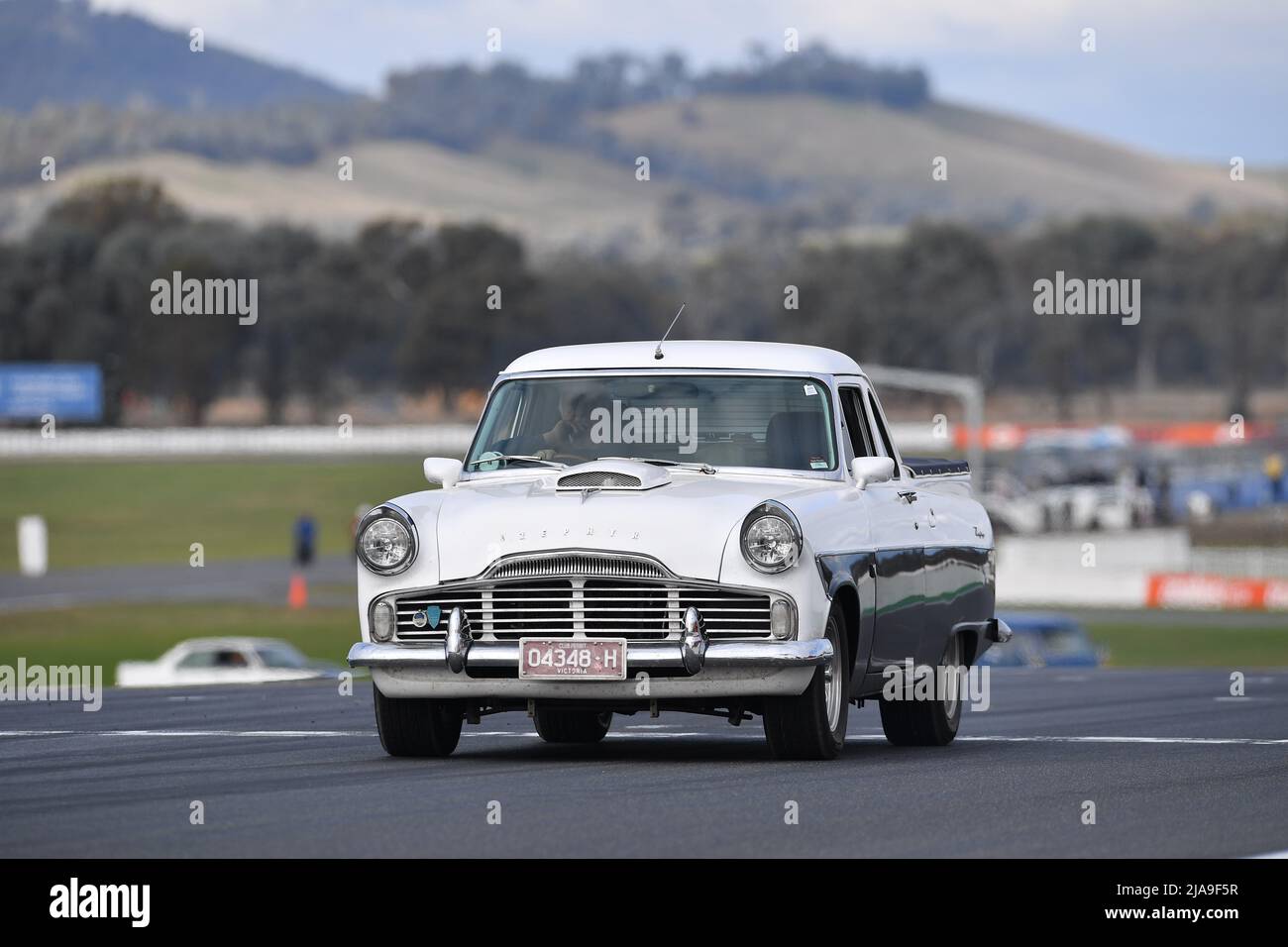 Winton, Australia. 29 maggio 2022. Mark II Ford Zephyr visita il circuito di Winton per i giri storici della parata dei veicoli presso lo storico Winton, il più grande e più popolare appuntamento di corse automobilistiche di tutta la storia dell'Australia. Credit: Karl Phillipson/Optikal/Alamy Live News Foto Stock