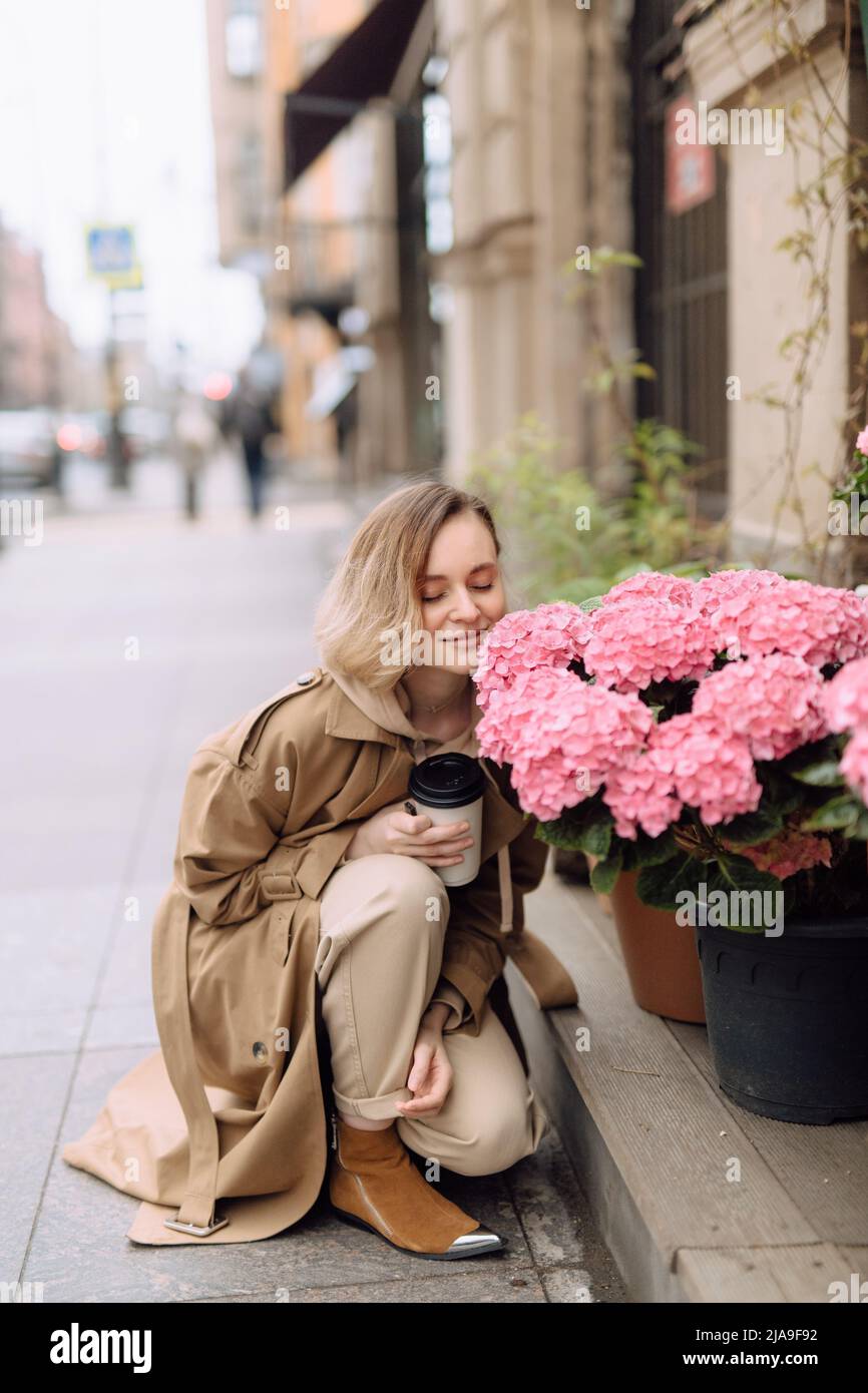 ragazza con un acconciatura breve con caffè in cina Foto Stock