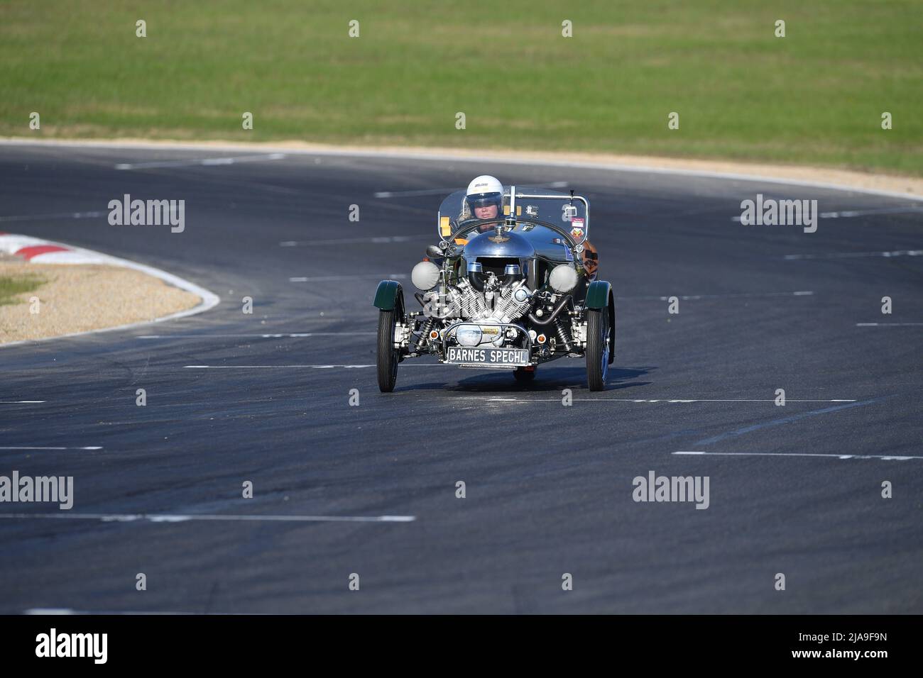 Winton, Australia. 29 maggio 2022. Regularity One (Speed Trials) ha visto Kathrynna Barnes prendere sul campo nel 1000cc 1933 Barnes Special 3 Wheeler durante l'ultimo giorno della storica Winton. Lo storico Winton è il più grande e popolare appuntamento di corse automobilistiche dell'Australia. Credit: Karl Phillipson/Optikal/Alamy Live News Foto Stock