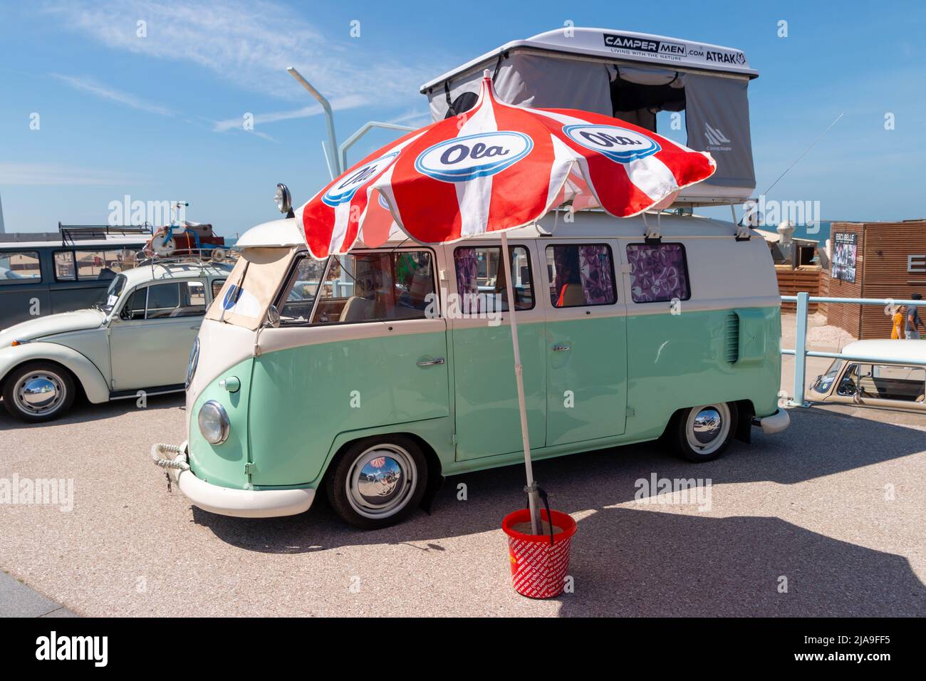 Scheveningen Beach, Paesi Bassi - 22 maggio 2022: VW kombi camper wagen al  salone di auto classiche con aria condizionata Foto stock - Alamy