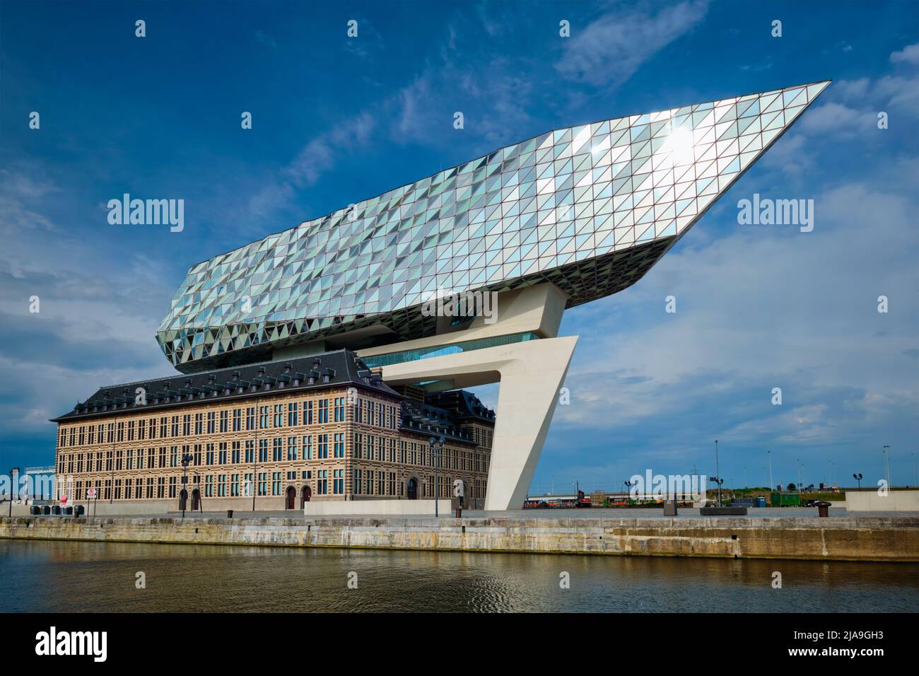 ANVERSA, BELGIO - 27 MAGGIO 2018: Casa dell'autorità portuale (Porthuis) progettata dai famosi architetti Zaha Hadid che è stato il suo ultimo progetto Foto Stock
