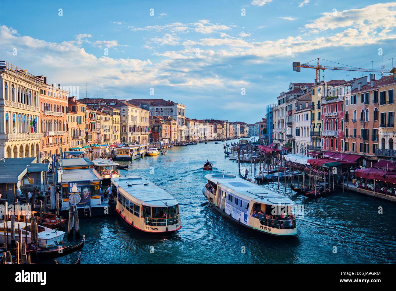 Canal Grande con barche e gondole al tramonto, Venezia, Italia Foto Stock