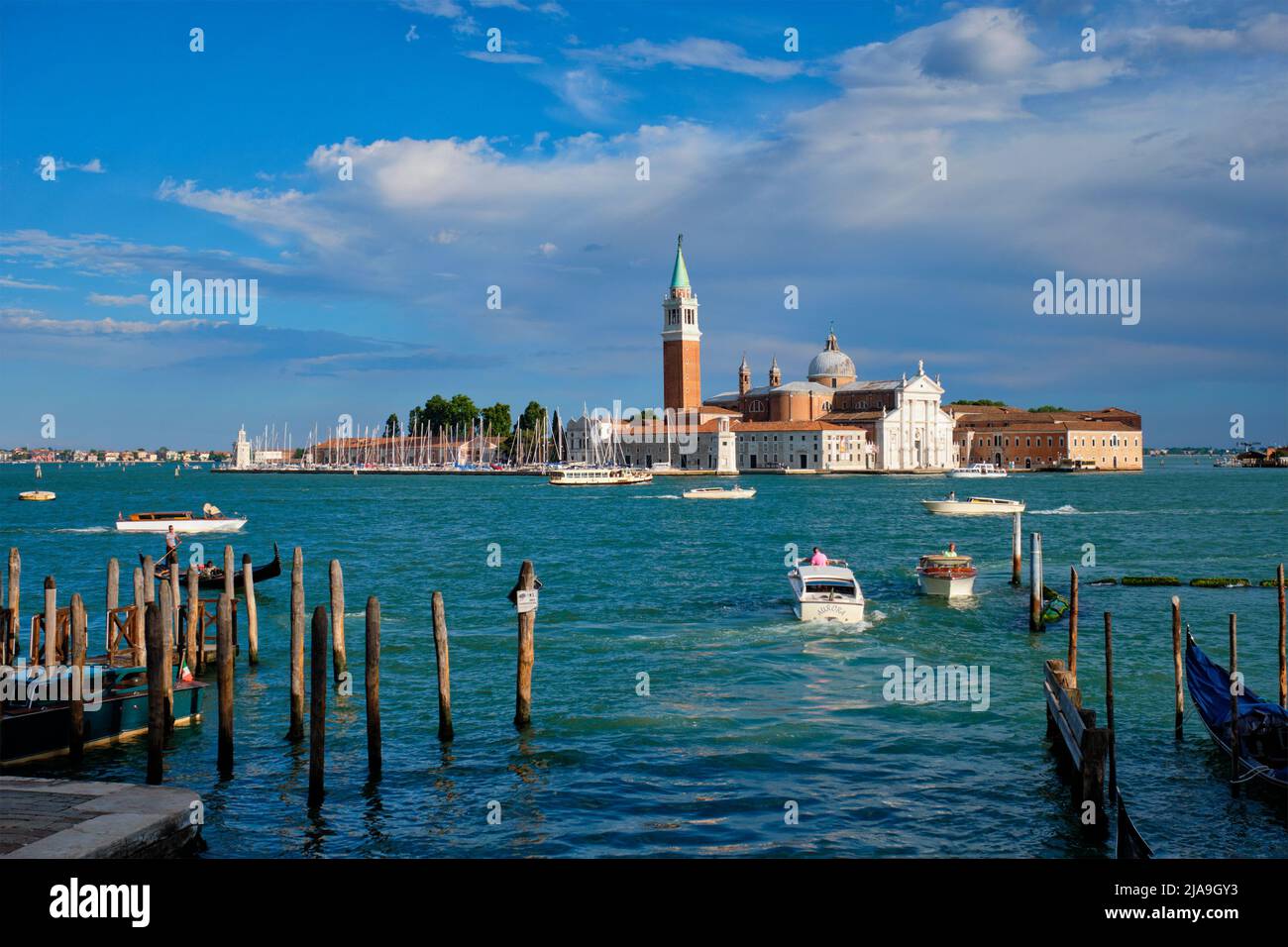 VENEZIA, ITALIA - 27 GIUGNO 2018: Taxi boat nella laguna di Venezia in Piazza San Marco con la chiesa di San Giorgio di maggiore sullo sfondo i Foto Stock