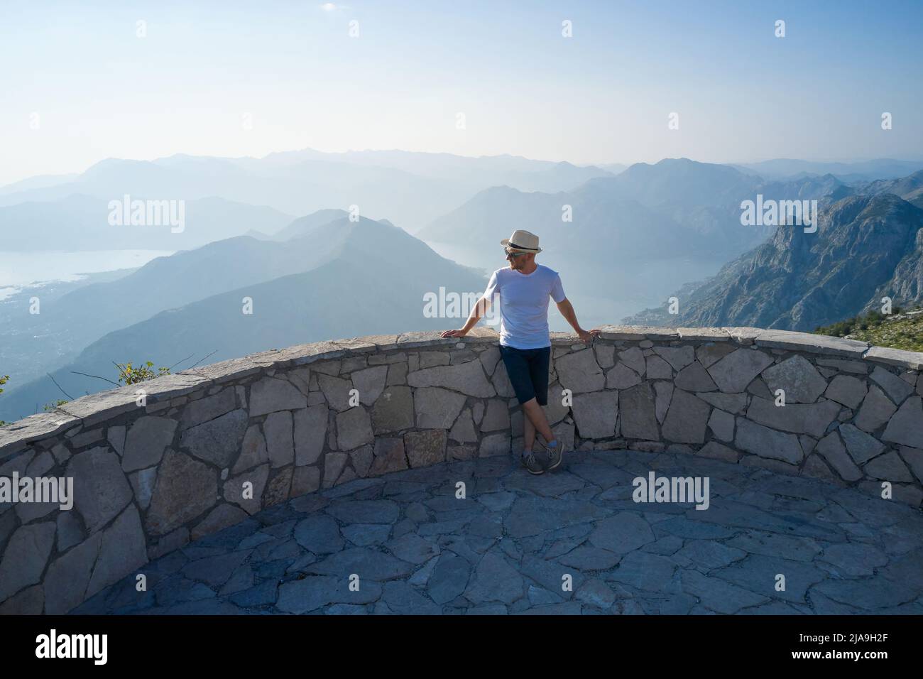 Punto panoramico turistico con vista sulle montagne e sul mare Foto Stock