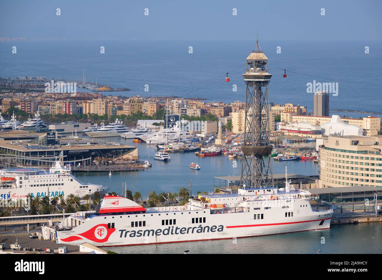 Vista aerea della città di Barcellona e il porto con gli yacht Foto Stock