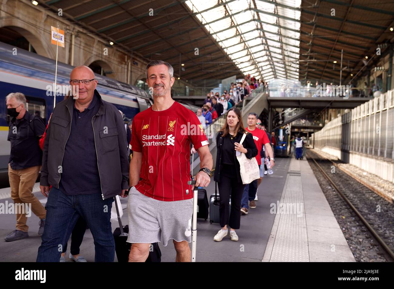 I tifosi di Liverpool lasciano la stazione ferroviaria Gare du Nord a Parigi la mattina dopo che la loro finale della UEFA Champions League ha perso il Real Madrid. Data foto: Domenica 29 maggio 2022. Foto Stock