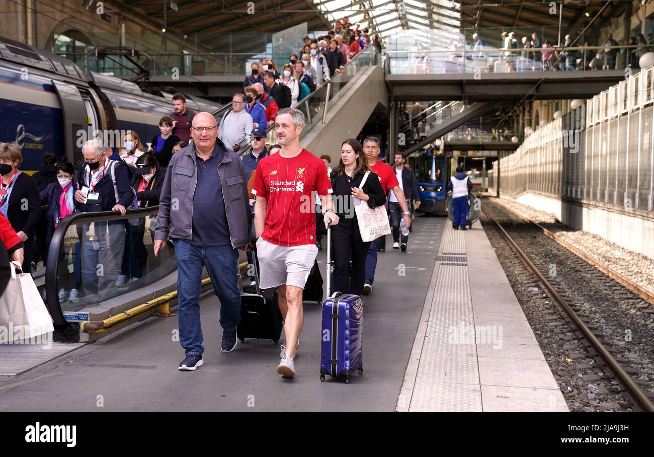 I tifosi di Liverpool lasciano la stazione ferroviaria Gare du Nord a Parigi la mattina dopo che la loro finale della UEFA Champions League ha perso il Real Madrid. Data foto: Domenica 29 maggio 2022. Foto Stock