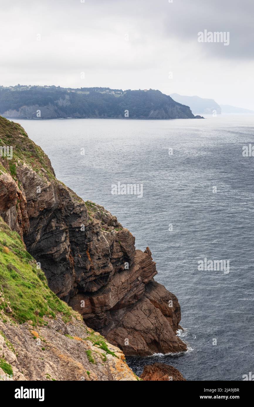 Il promontorio di El Cabo Antzoriz è formato interamente da calcare e contiene numerose cavità carsiche. Lequitio, Biscaglia, Paesi Baschi Foto Stock