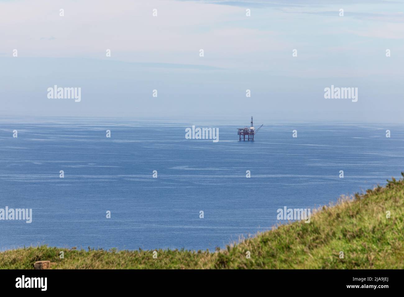 Piattaforma gas sulla baia di Biscaglia, potenziale area bersaglio per la perforazione di acque profonde di petrolio e gas. Capo Matxitxako, Paesi Baschi, Spagna Foto Stock