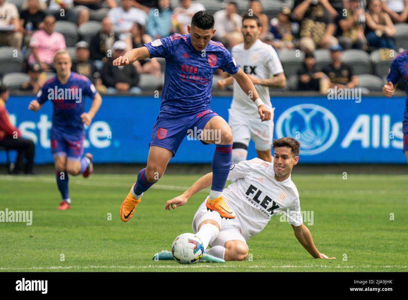 San Jose terremoti in avanti Cristian Espinoza (10) salta su un tentativo di slide tackle da parte del centrocampista Los Angeles FC Francisco Ginella (8) durante un MLS Foto Stock
