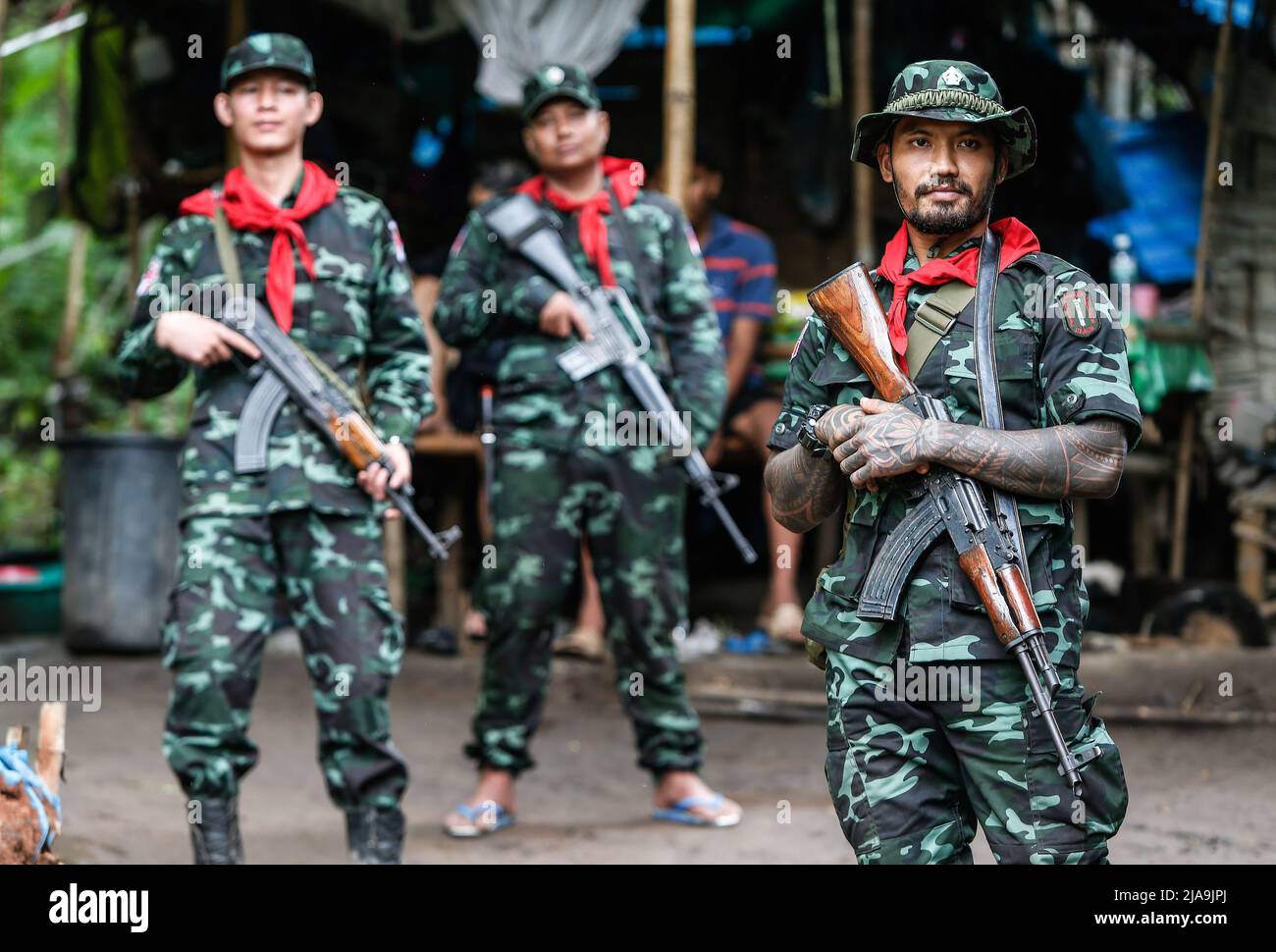 Thailandia. 27th maggio 2022. I soldati Karen custodissero con la loro arma il villaggio di Kaw thoo le e la sede centrale di KNDO (Karen National Difference Organizer). I rifugiati fuggirono combattendo tra l'esercito del Myanmar (Tatmadaw) e l'esercito KNU (Unione Nazionale Karen). I combattimenti si sono intensificati dal colpo di stato del febbraio 2021 guidato dal General min Aung Hlaing. Un insediamento di rifugiati Karen sul lato Myanmar del distretto di Umphang forma il confine con la Thailandia. (Foto di Chaiwat Subprasom/SOPA Images/Sipa USA) Credit: Sipa USA/Alamy Live News Foto Stock