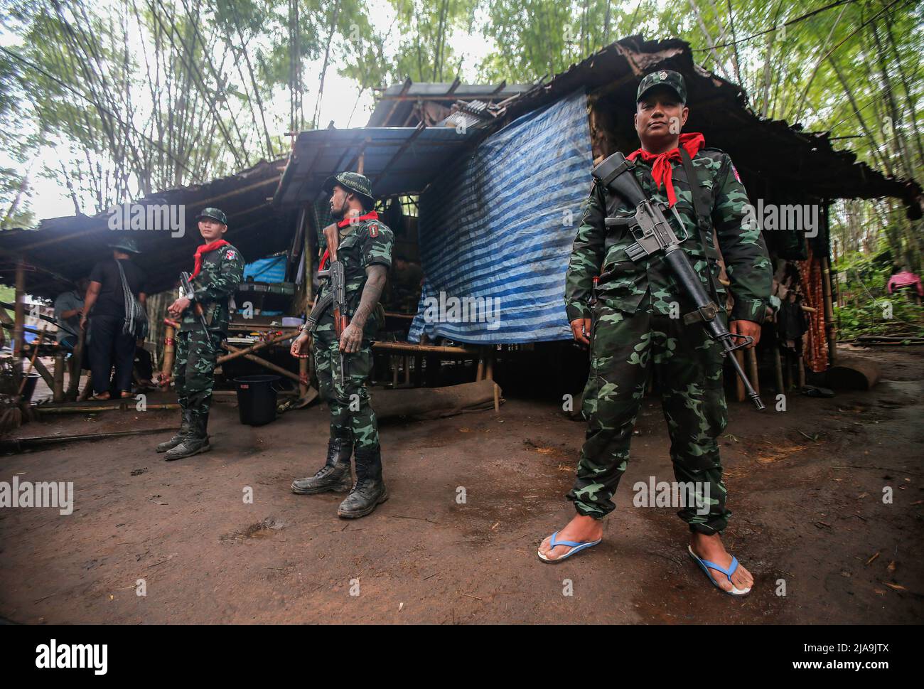 Thailandia. 27th maggio 2022. I soldati Karen custodissero con la loro arma il villaggio di Kaw thoo le e la sede centrale di KNDO (Karen National Difference Organizer). I rifugiati fuggirono combattendo tra l'esercito del Myanmar (Tatmadaw) e l'esercito KNU (Unione Nazionale Karen). I combattimenti si sono intensificati dal colpo di stato del febbraio 2021 guidato dal General min Aung Hlaing. Un insediamento di rifugiati Karen sul lato Myanmar del distretto di Umphang forma il confine con la Thailandia. (Foto di Chaiwat Subprasom/SOPA Images/Sipa USA) Credit: Sipa USA/Alamy Live News Foto Stock