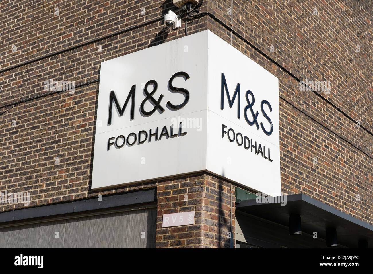 Un cartello all'esterno di Marks and Spencer nel centro di Basingstoke che fa pubblicità a un M&S Foodhall. Inghilterra Foto Stock