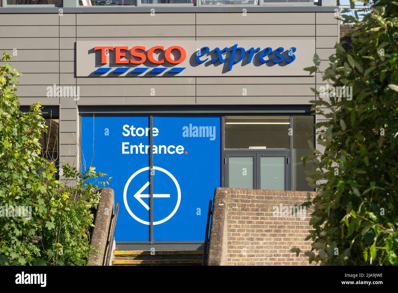 Tesco Express nel centro di Basingstoke, Inghilterra. Concetto - Gran supermercato britannico a quattro catene, minimarket, inflazione alimentare, aumento dei prezzi dei prodotti alimentari Foto Stock