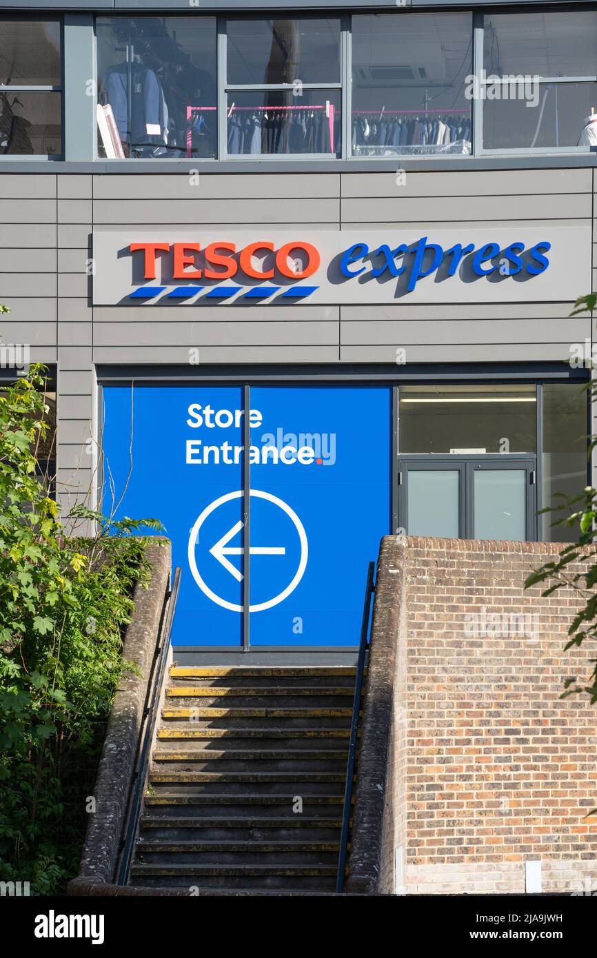 Tesco Express nel centro di Basingstoke, Inghilterra. Concetto - Gran supermercato britannico a quattro catene, minimarket, inflazione alimentare, aumento dei prezzi dei prodotti alimentari Foto Stock