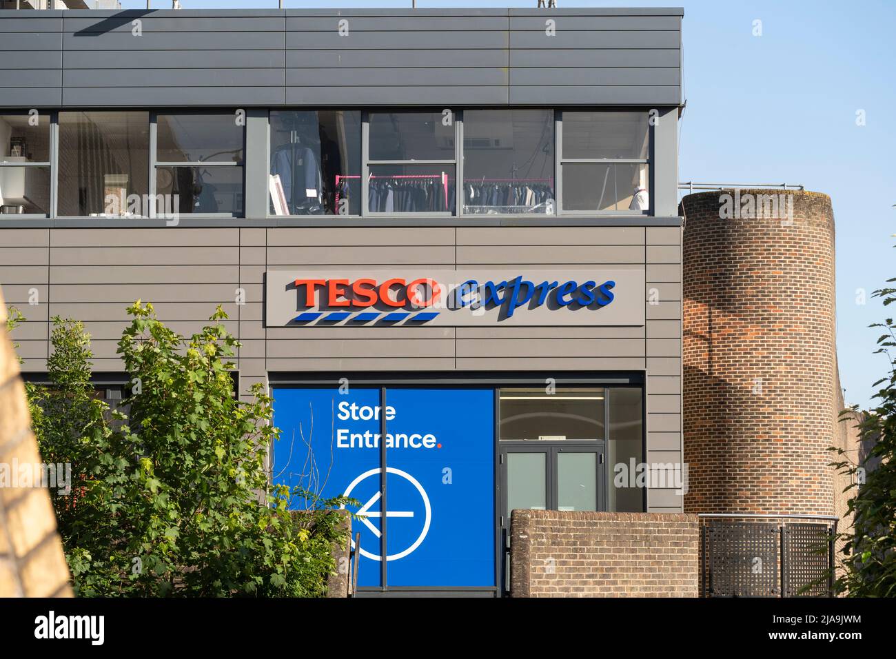Tesco Express nel centro di Basingstoke, Inghilterra. Concetto - Gran supermercato britannico a quattro catene, minimarket, inflazione alimentare, aumento dei prezzi dei prodotti alimentari Foto Stock