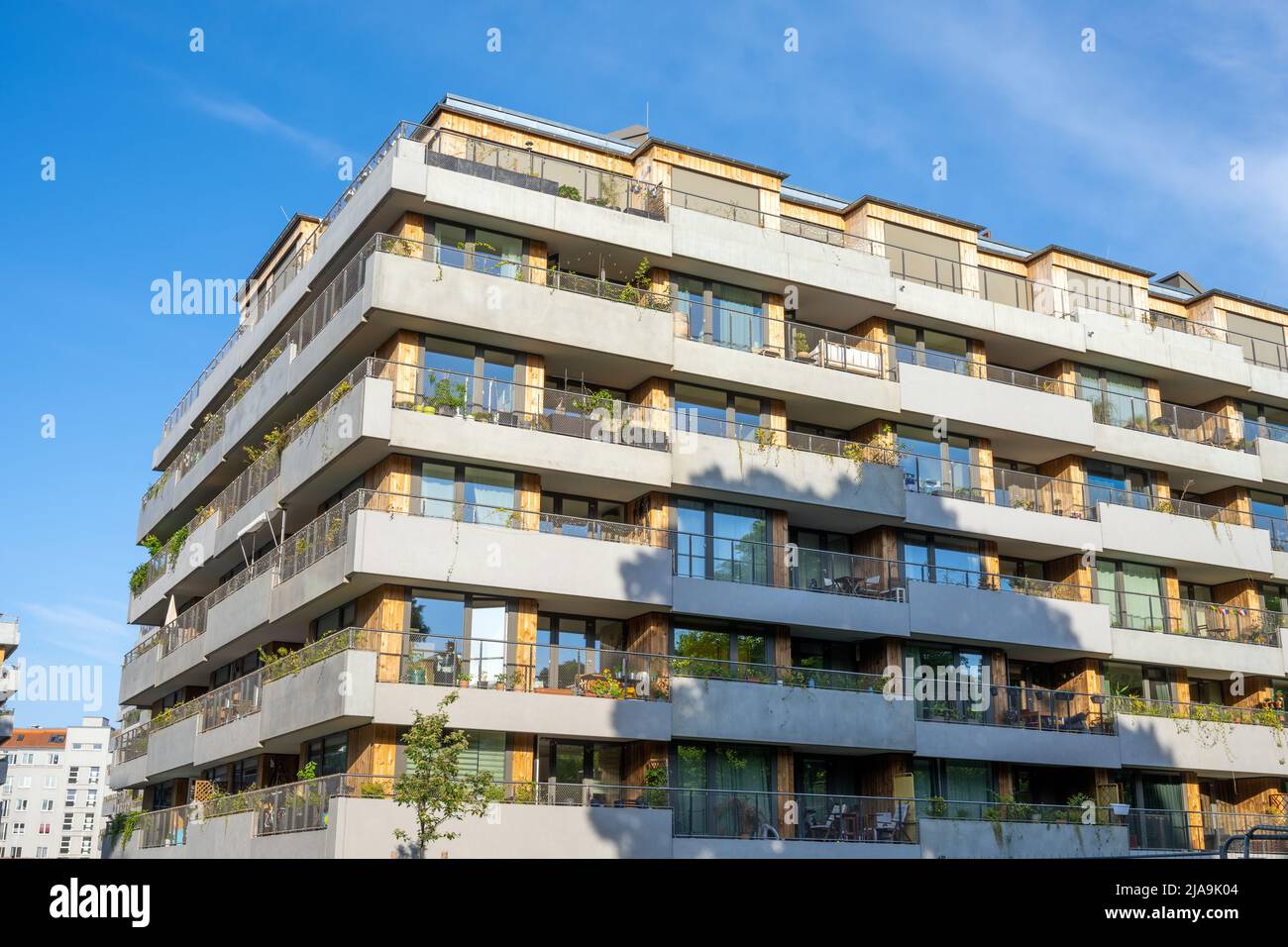 Moderna casa di appartamenti a Berlino in una mattinata di sole Foto Stock