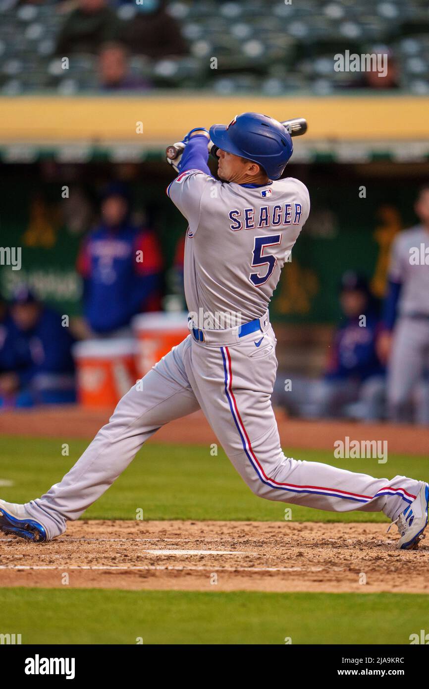 Texas Rangers Shortstop Corey Seager (5) oscilla in campo durante il quinto inning contro l'Oakland Athletics di Oakland, California Giovedì 26 maggio 2022. Foto Stock