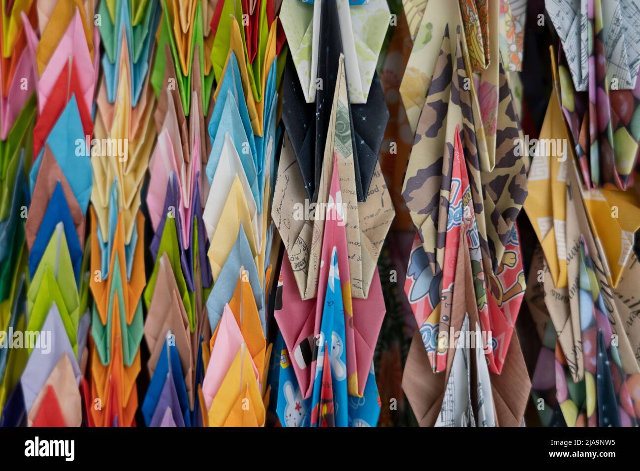 Origami si trova al Children's Peace Monument, Hiroshima City, Honshu occidentale, Giappone Foto Stock