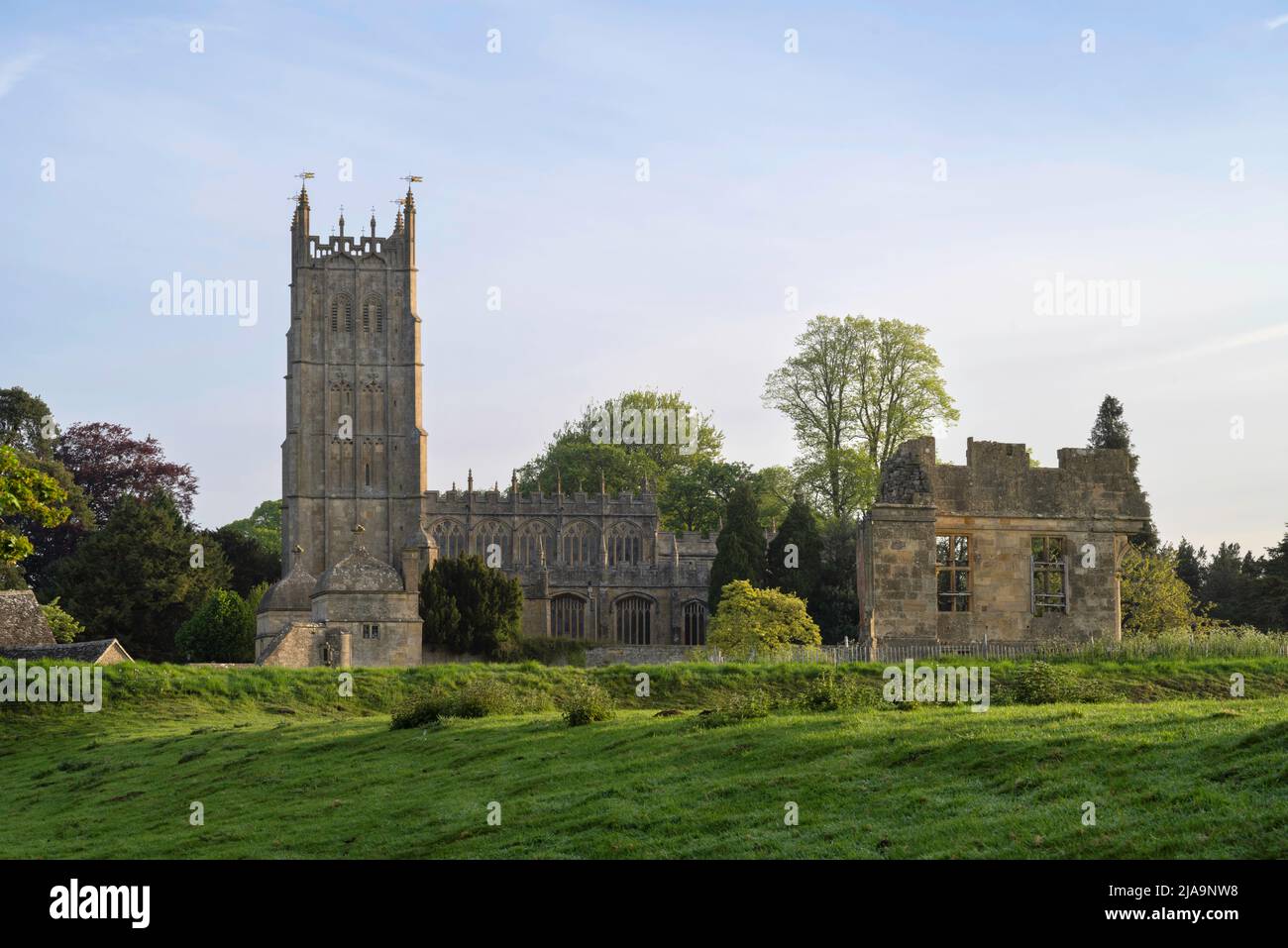 Chiesa e rovine a Chipping Campden, Cotswolds, Inghilterra. Foto Stock