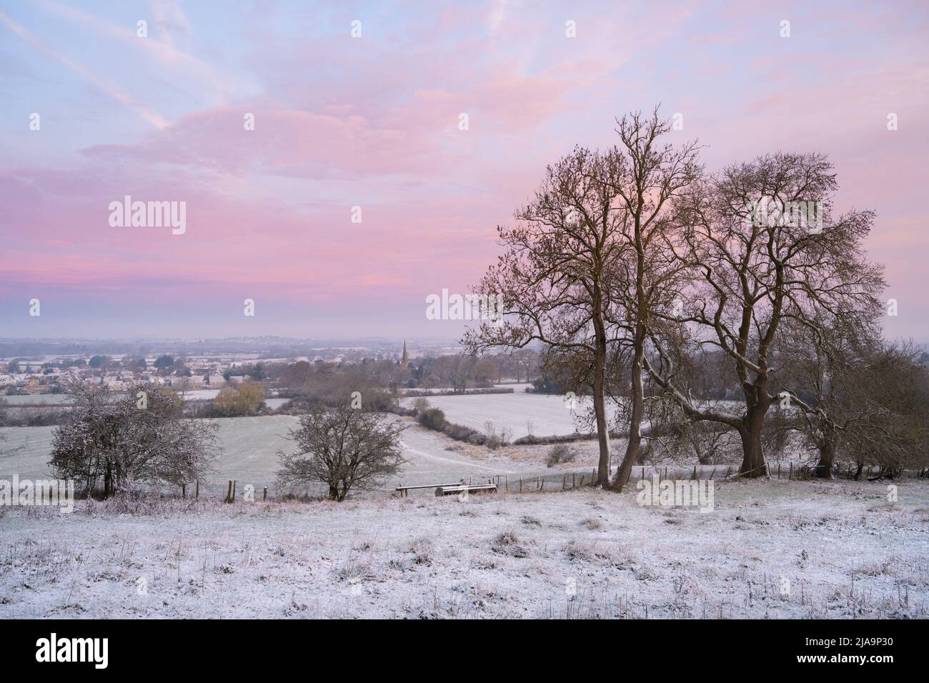 Inverno Cotswold all'alba, North Cotswolds, Inghilterra. Foto Stock