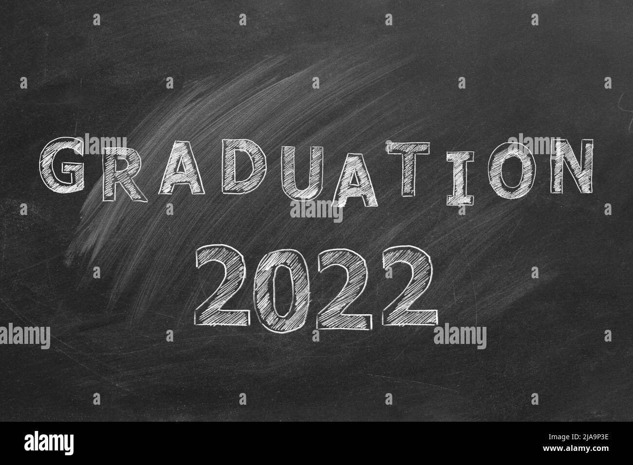 Lettering GRADUAZIONE 2022 scritto in gesso su una lavagna. Foto Stock