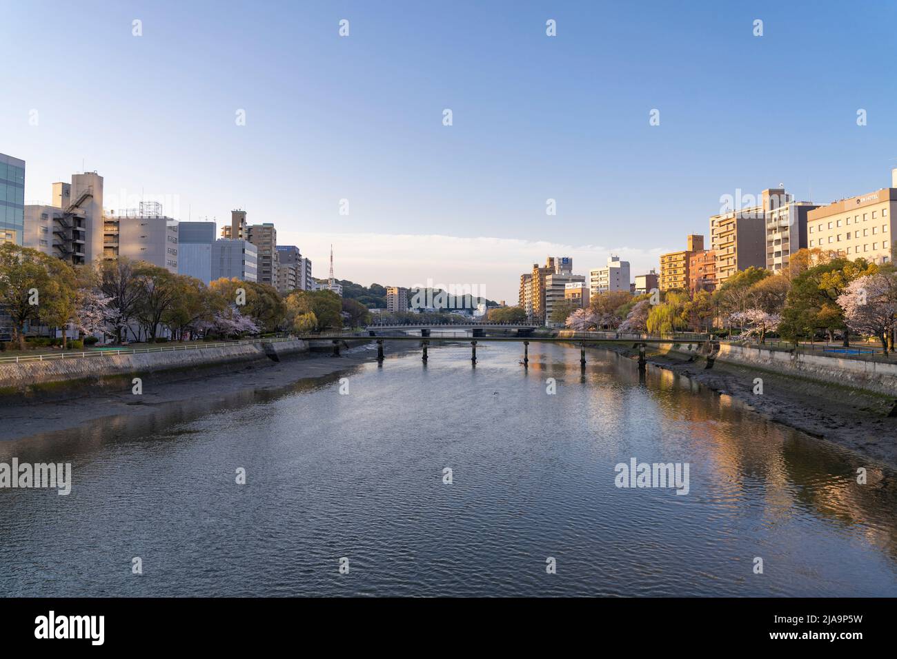 Vista dal Ponte Inario 稲荷大橋 del fiume Kyobashi-gawa, Hiroshima City, Honshu occidentale, Giappone Foto Stock
