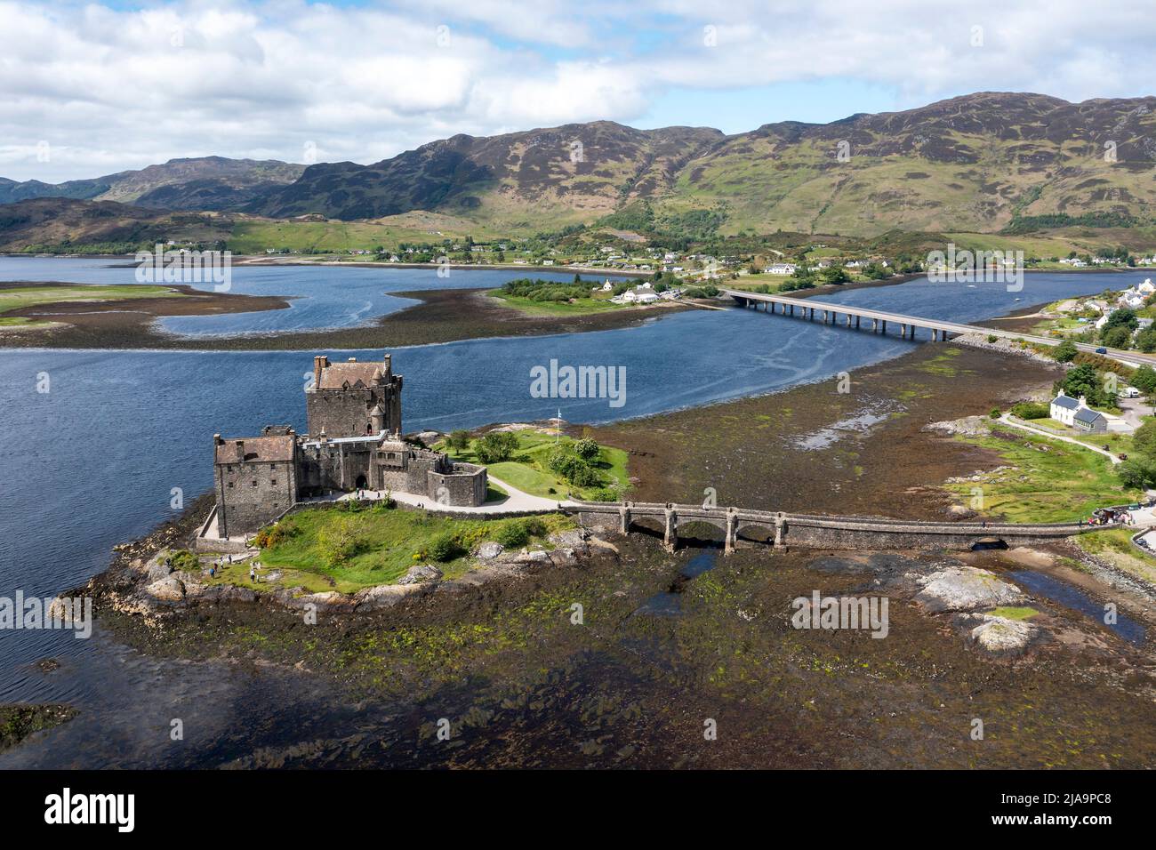 Veduta aerea del Castello di Eilean Donan, Highland, Scozia, Regno Unito Foto Stock