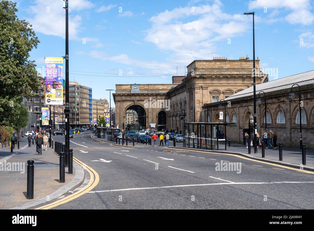 Vista verso l'ingresso della stazione ferroviaria di Newcastle Central Station in una giornata di cielo blu a Newcastle upon Tyne, Regno Unito. Foto Stock