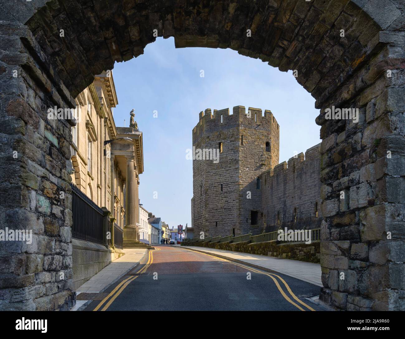 Il gallese, città costiera di Caernarfon, Galles, Regno Unito. Foto Stock