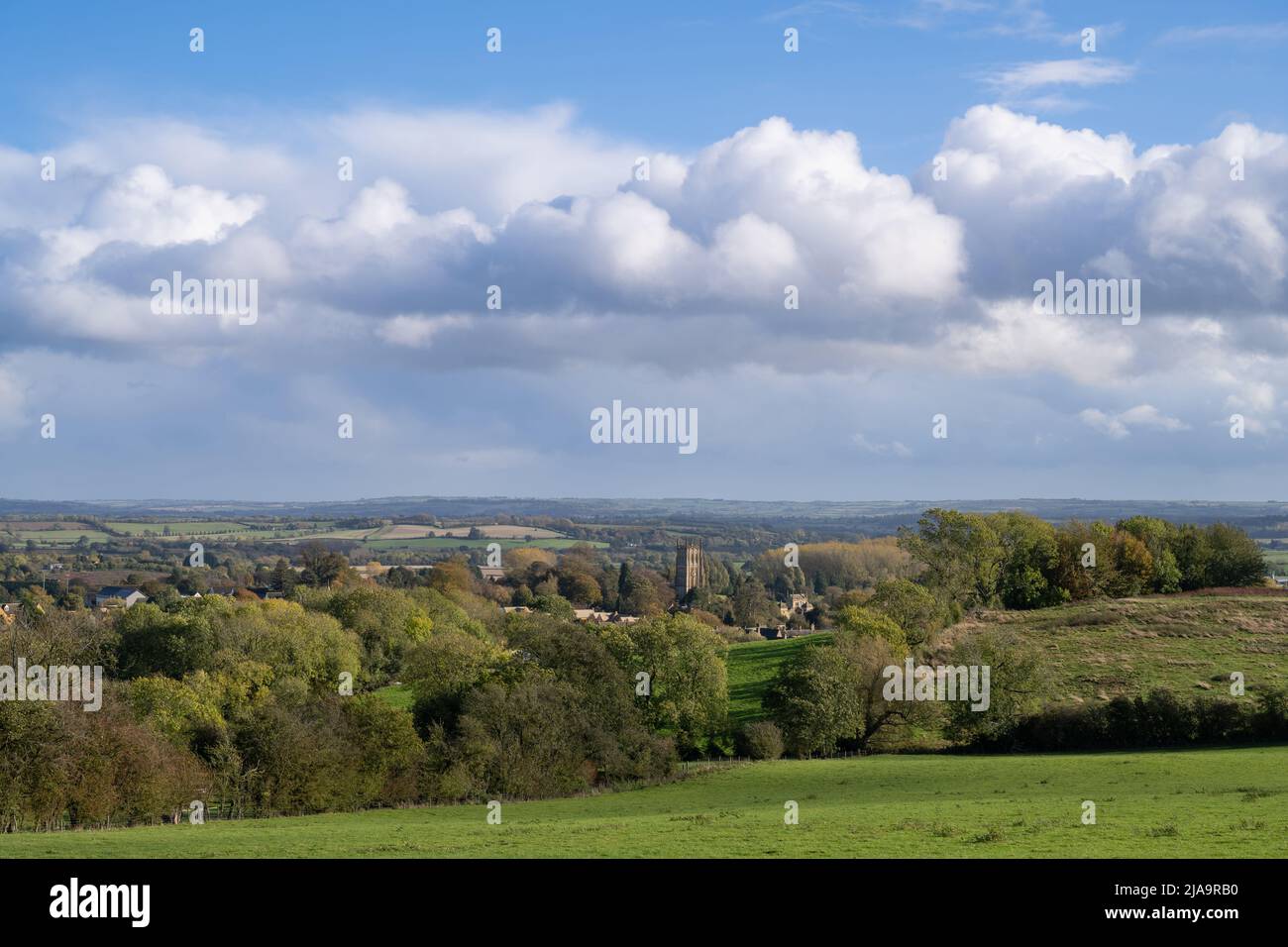 Vista in direzione di Chipping Campden chiesa, Cotswolds, Gloucestershire, Inghilterra. Foto Stock