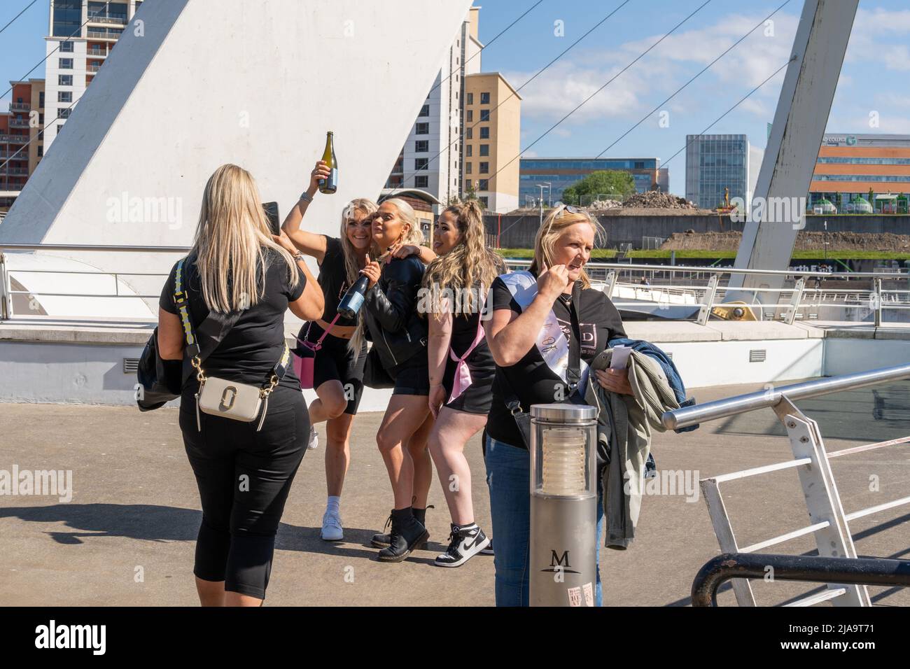 Un gruppo di amici in una 'festa di gallina' prima di un matrimonio. La città di Newcastle upon Tyne, Regno Unito, è una destinazione famosa per questo. Foto Stock