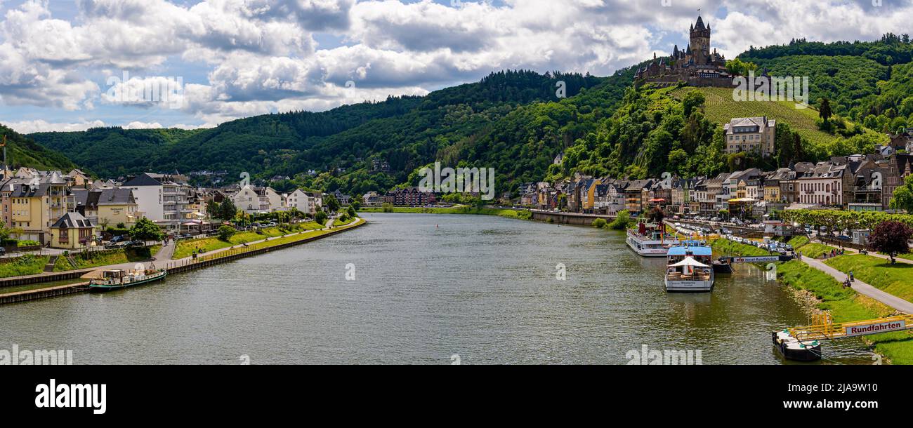 Cochem, Renania-Palatinato, Germania - 21 maggio 2022: Il Cochem Reichsburg (Castello imperiale Cochem) su una collina sopra il fiume Mosella. Foto Stock