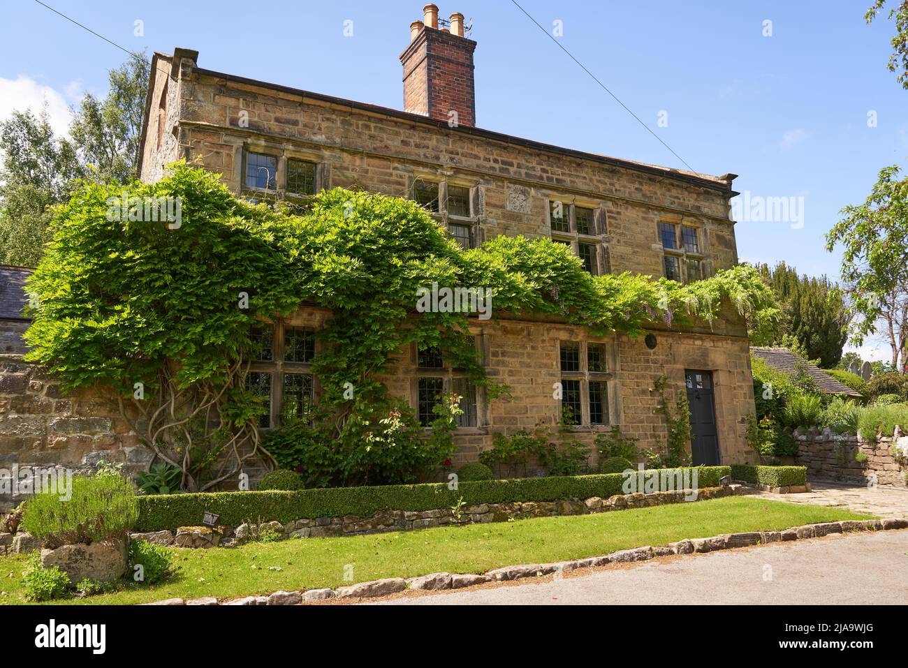 Grande casa rurale coperta in Wisteria Foto Stock