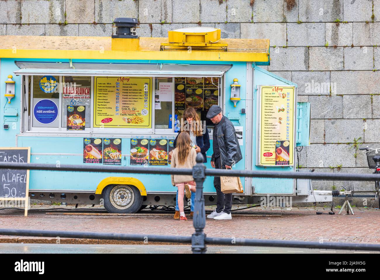 Bella vista di persone vicino mobile snack bar veicolo. Svezia. Uppsala. Foto Stock