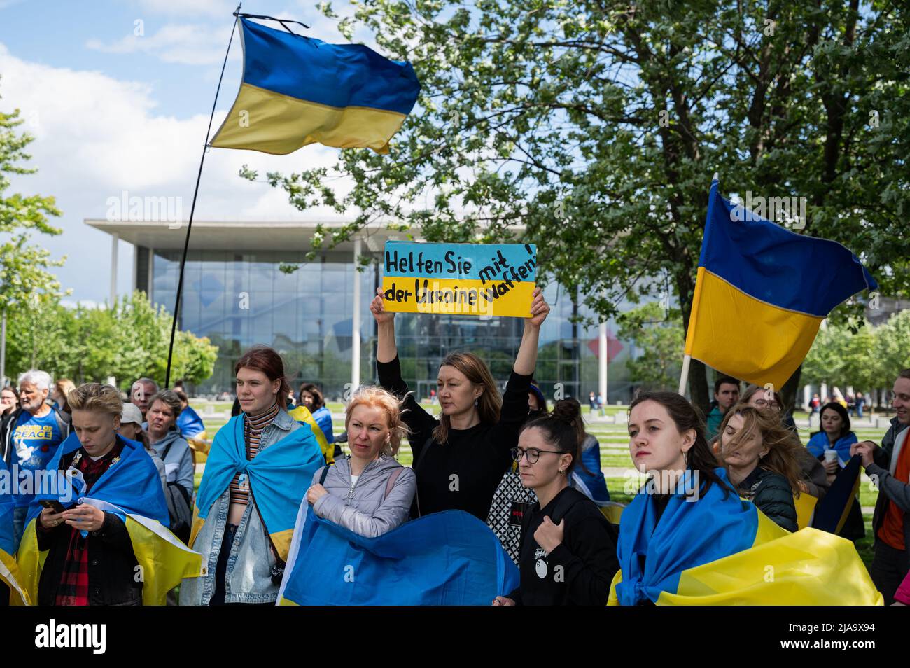 28.05.2022, Berlino, Germania, Europa - raduno pro UE con ucraini, rifugiati, attivisti e sostenitori di fronte alla Cancelleria tedesca. Foto Stock